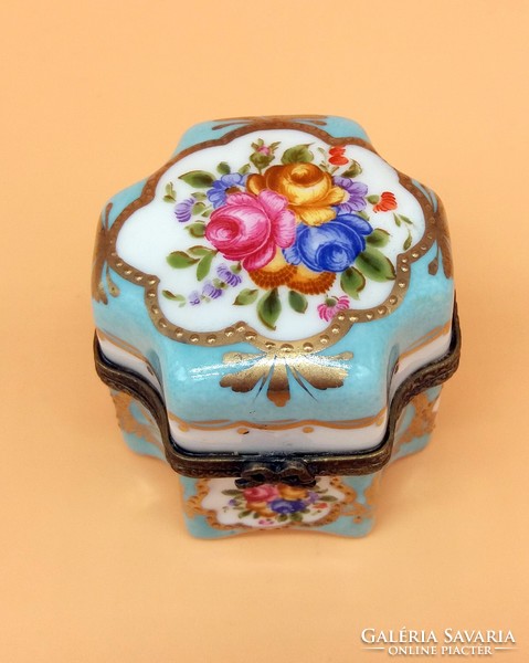 Porcelán parfümtartó négy kis üvgcsévelvirágcsokor dekorációval