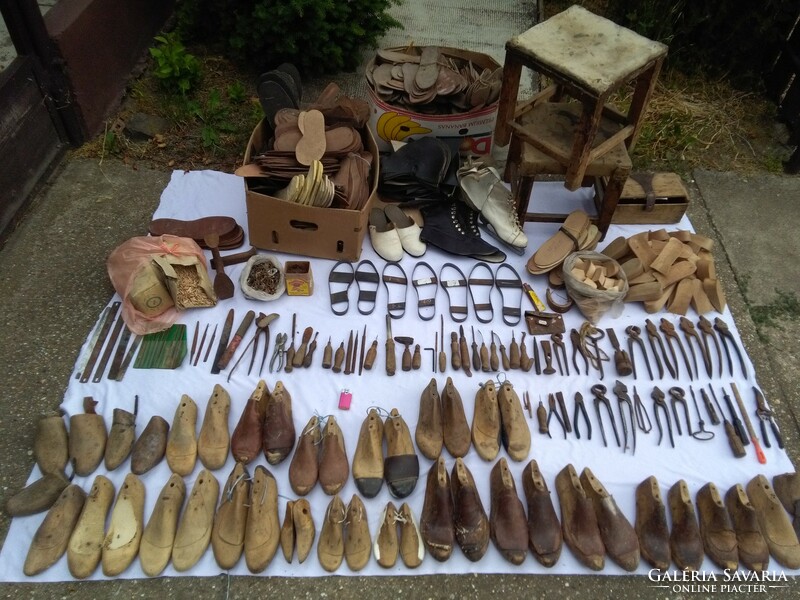Antik cipész hagyaték: suszter székek, kaptafák, sámfák, kéziszerszámok, bőr, fa alapanyagok, faszeg