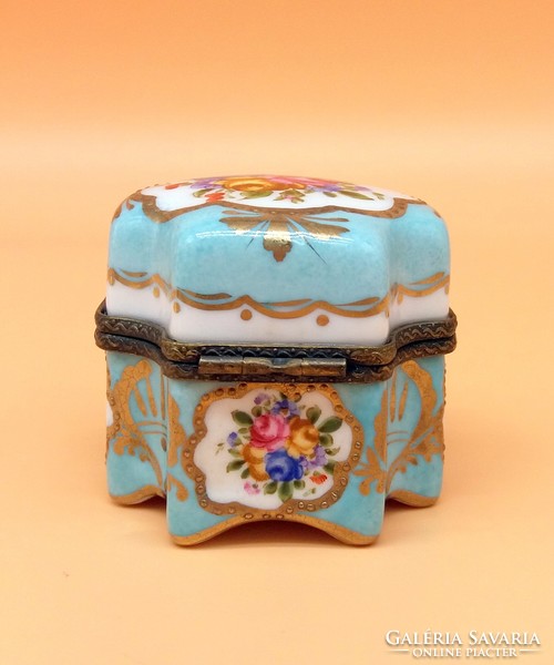 Porcelain perfume holder with four small glass flower bouquet decorations