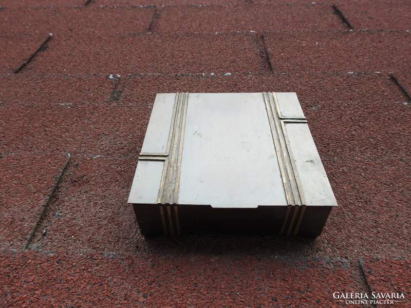 Lignifer bronze box with deak mark