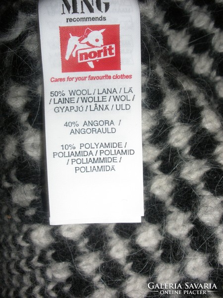 Elegant knitted cardigan made of wool and angora blend