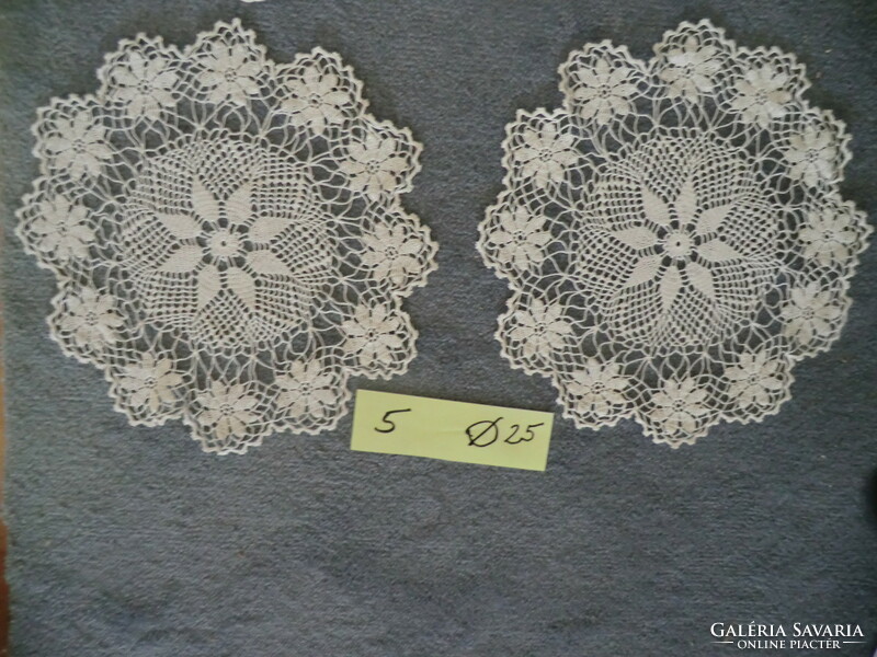 5 Pairs of laces crocheted with refined thin thread with a diameter of 25 cm, 8 leaf shapes in the middle, exceptional