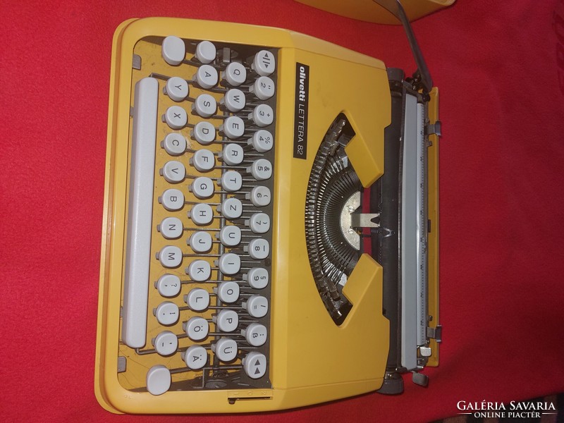 Olivetti lettera 82 typewriter