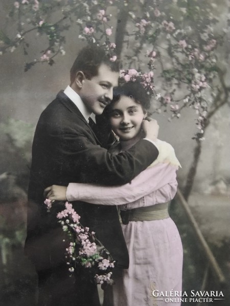 Antik kézzel színezett fotólap/képeslap, romantikus, szerelmespár 1908, hölgy rózsaszín ruhában