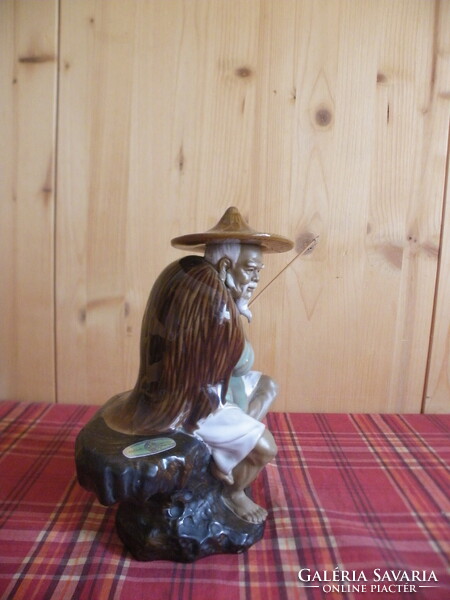 Régi, egyedi figurális, kínai mázas, jelzett kerámia - Horgász kalapban, bottal a kezében -