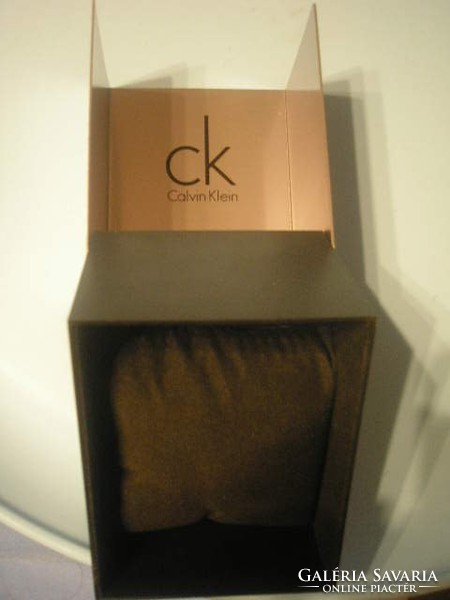 N7 Luxus  ÓRADOBOZ RITKASÁG óratartó, Calvin Klein selyem  bélelt  ajándékozhatóan 10 x 7 cm