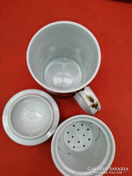 Porcelain filter tea and coffee mug with lid. (Nana)