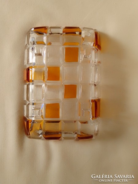 Kockás mintás öntött üveg kristály talpas tálka, borostyán színezéssel
