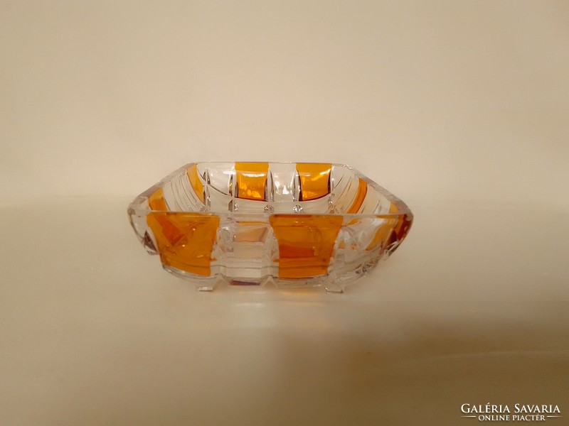 Kockás mintás öntött üveg kristály talpas tálka, borostyán színezéssel