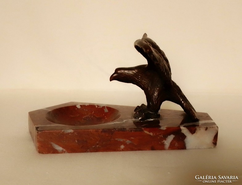 Régi antik bronz kitárt szárnyú turul madár, vörös márvány asztali tartó, hamutartó