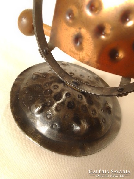 Retro ebédjelző kolomp, kovácsolt vas állványon rezezett vas harang, gumifejű gonggal
