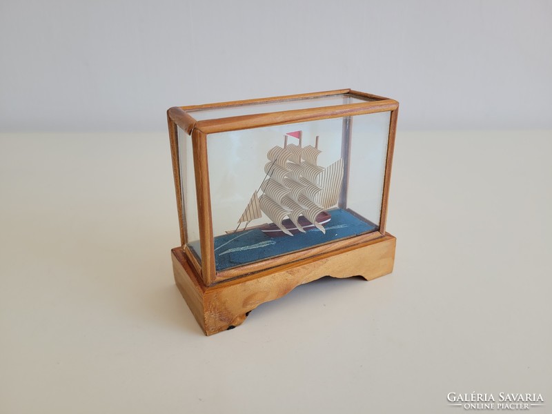 Retro régi vitorlás hajó makett szuvenír üvegezett fa dobozban