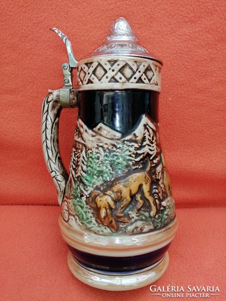 Musical jug with a lid.