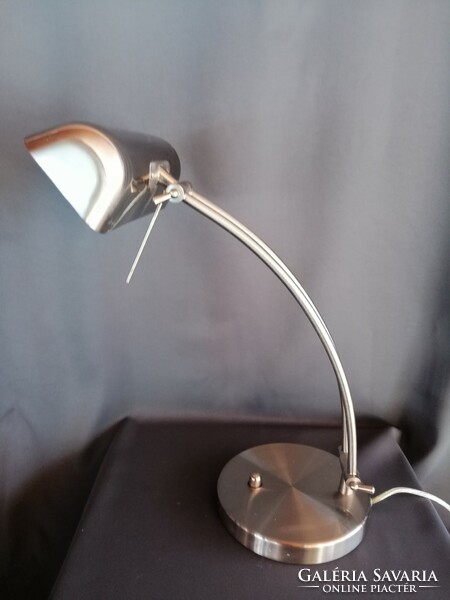 Modern  asztali lámpa.