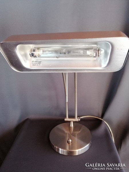 Modern  asztali lámpa.