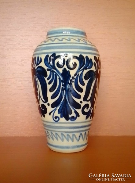 Kézzel festett korondi kék-fehér mázas kerámia váza 1960 körül népi virágmintával