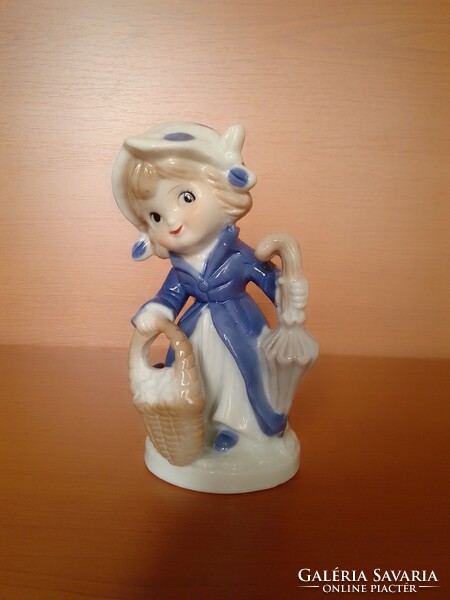 Kézzel festett mázas porcelán figura, kis hölgy, kislány esernyővel, kosárral, pöttyös fejkendővel