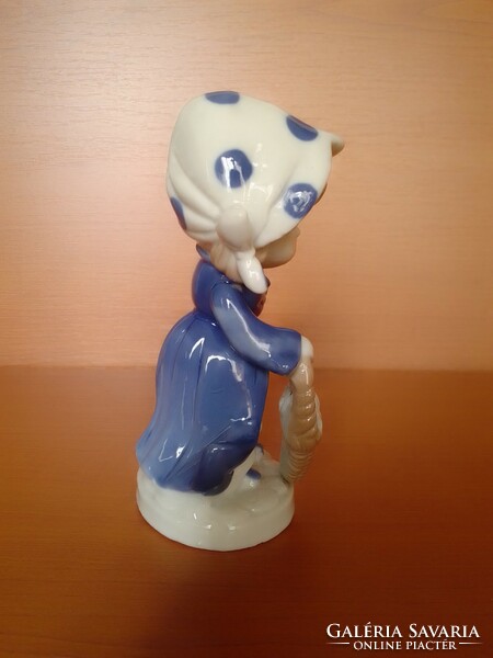 Kézzel festett mázas porcelán figura, kis hölgy, kislány esernyővel, kosárral, pöttyös fejkendővel