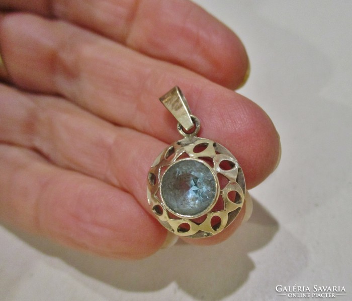 Beautiful 14kt gold pendant with a large genuine aquamarine stone