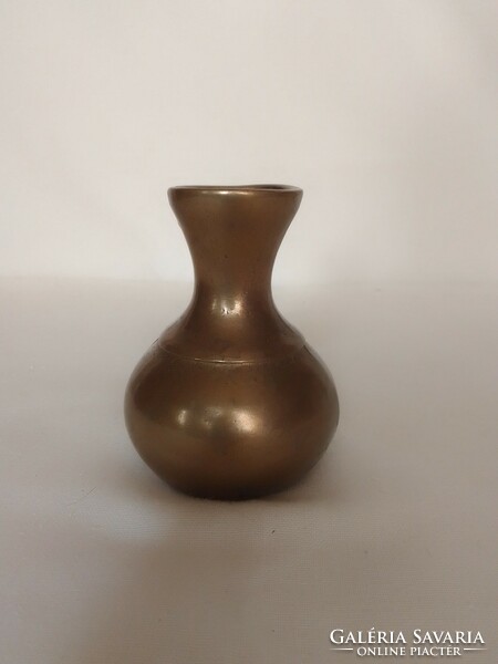 Régi, súlyos kis öntött vastag falú, tömör sárgaréz váza, 8 cm