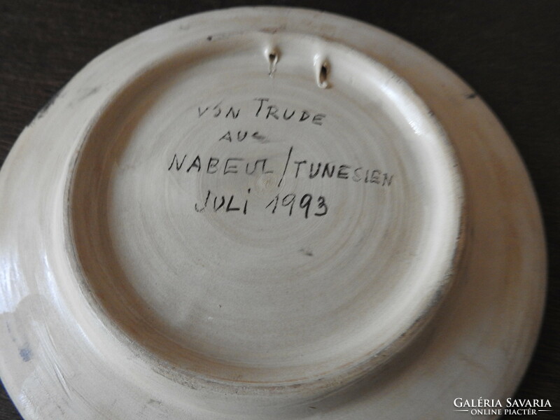Antik  mázas fali kerámia tányér _Pillangó virággal - jelzett NABEUL TUNESIEN