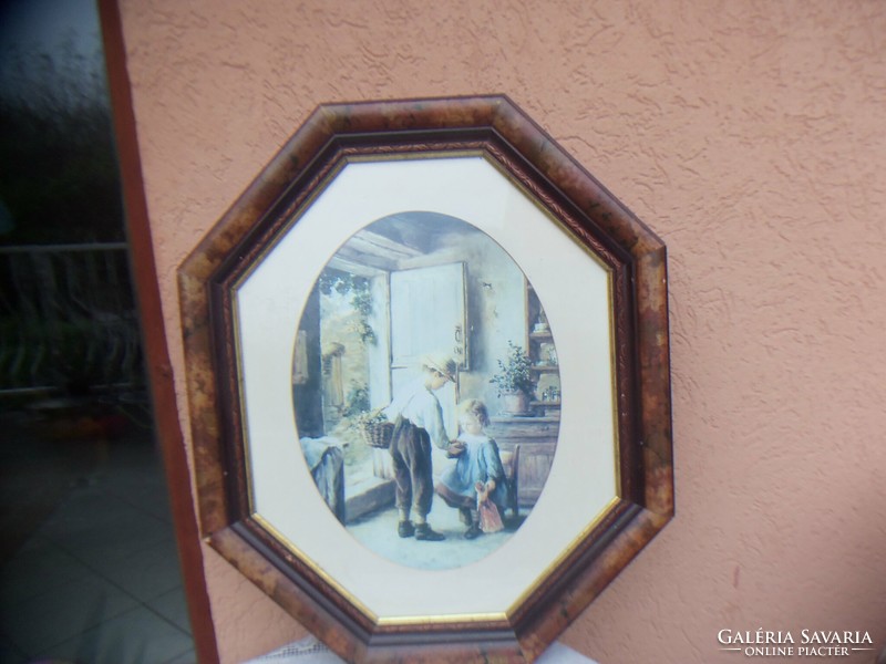 Octagonal picture frame with picture