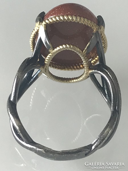Kaboson csiszolású napkővel díszített aranyozott gyűrű, 1,8 cm belső átmérő