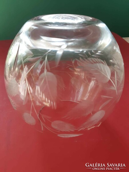 Asztal dísze váza. Finom csiszolású, gömb, üvegváza.
