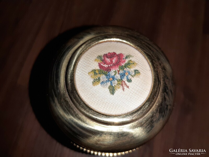 Decorative box with tapestry decoration and trinket package