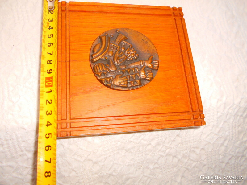Balatoni Klára bronz plakett keményfa alapon- falra akasztható