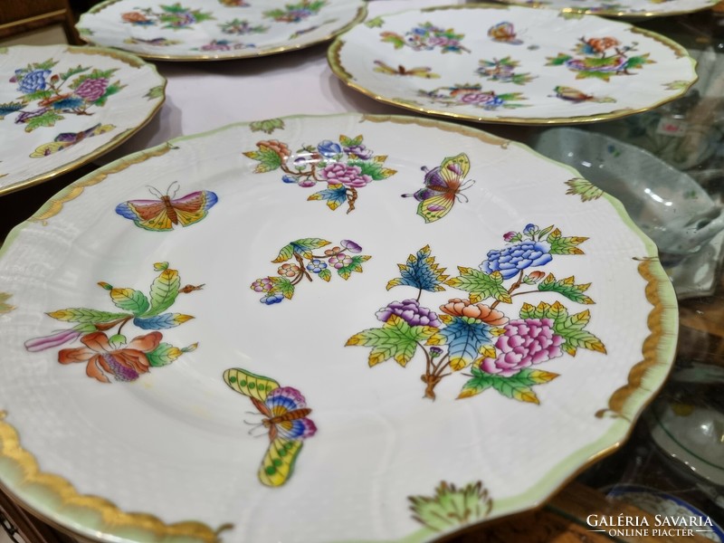 Set of plates with Victoria pattern from Herend