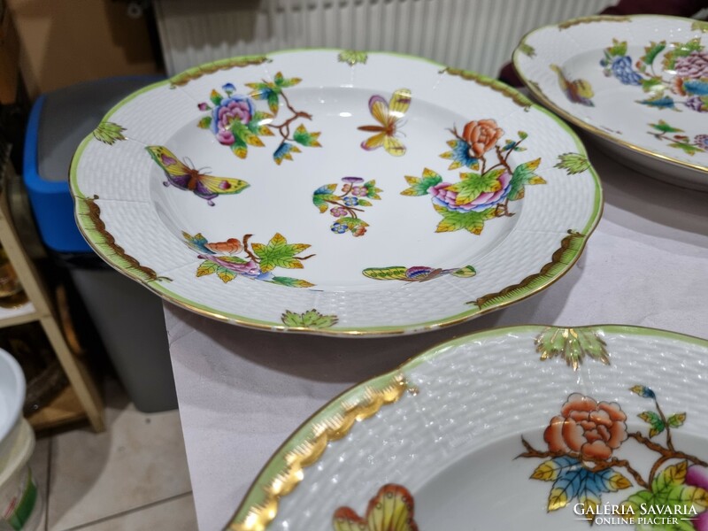 Set of plates with Victoria pattern from Herend