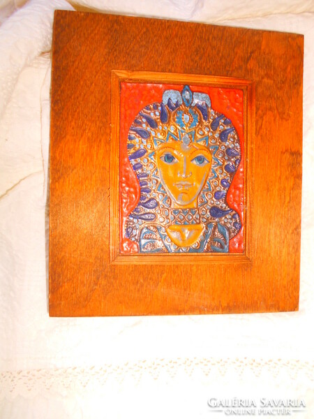 Zománc festett díszítéssel domborított réz lemez kép  -fa alap