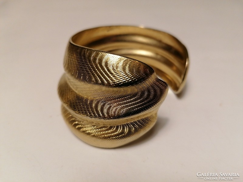 Gold color bangle (404)