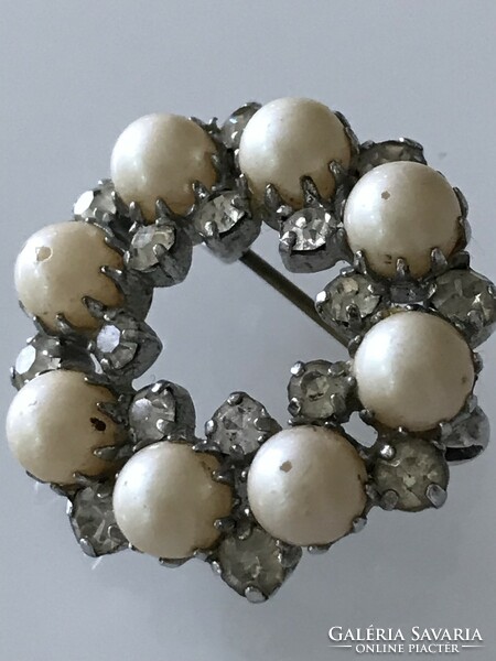 Brooch inlaid with crystals and tekla pearls, 3 cm diameter