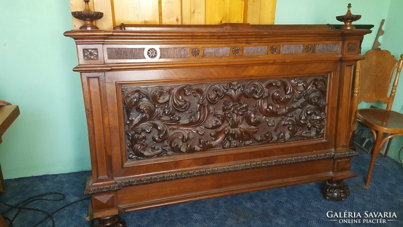 Neo-Renaissance walnut wood bed