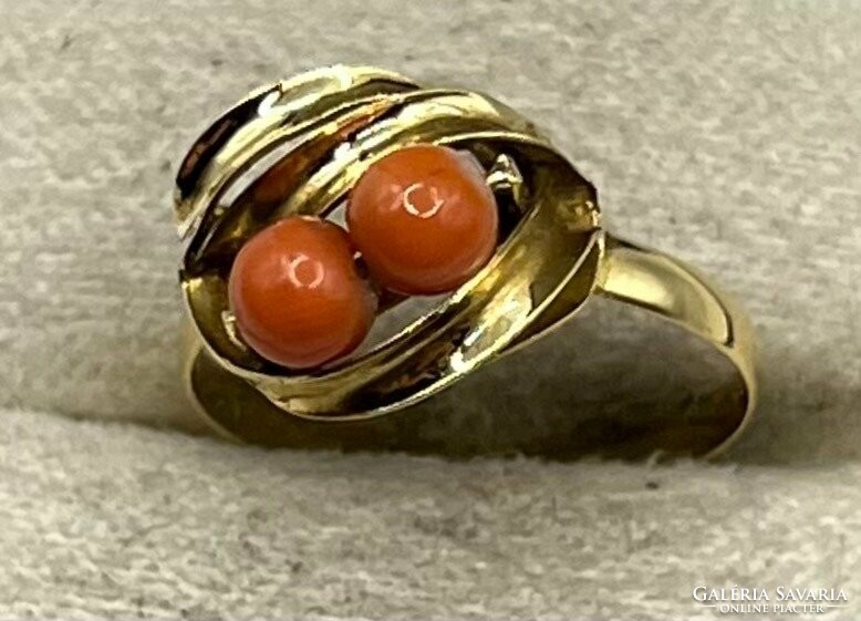 53 As 18k yellow gold beat red coral ring
