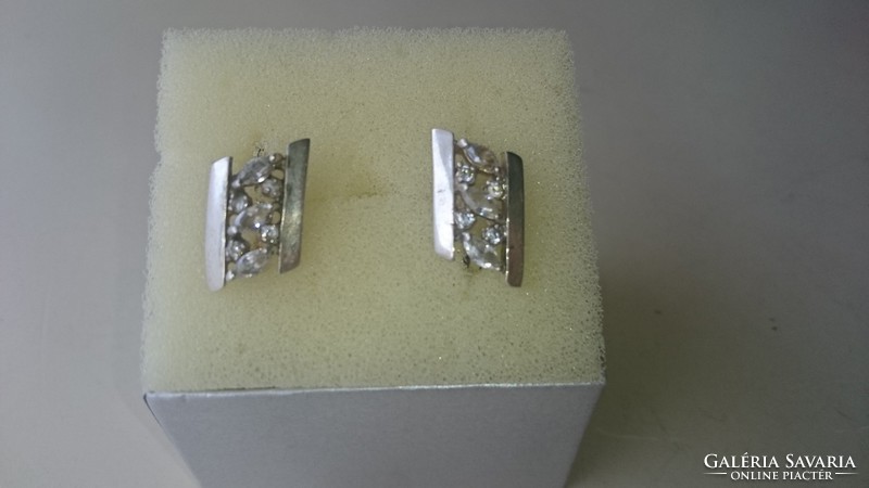 Silver earrings decorated with zircon stones 925