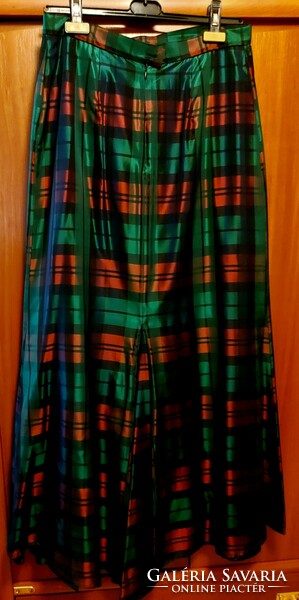 Newhouse brand elegant casual silk skirt, new condition, size M