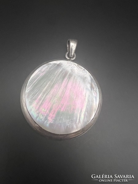 Silver pendant with mother-of-pearl shell pattern