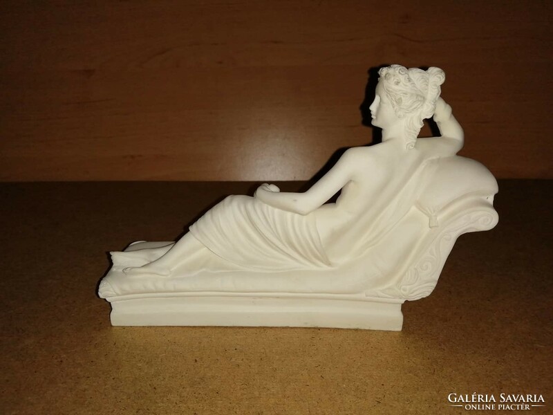 Szófán fekvő női akt alabástrom szobor 19 cm