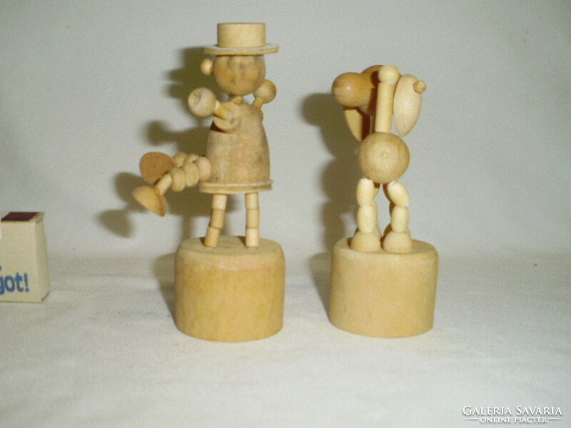Két darab mozgatható fa játék figura együtt - kutya, ember