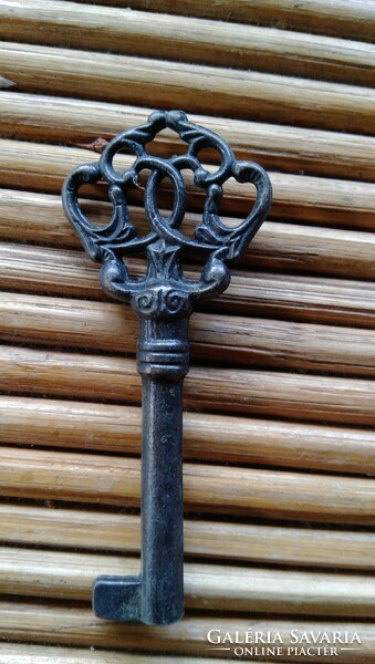 22 antique decorative keys