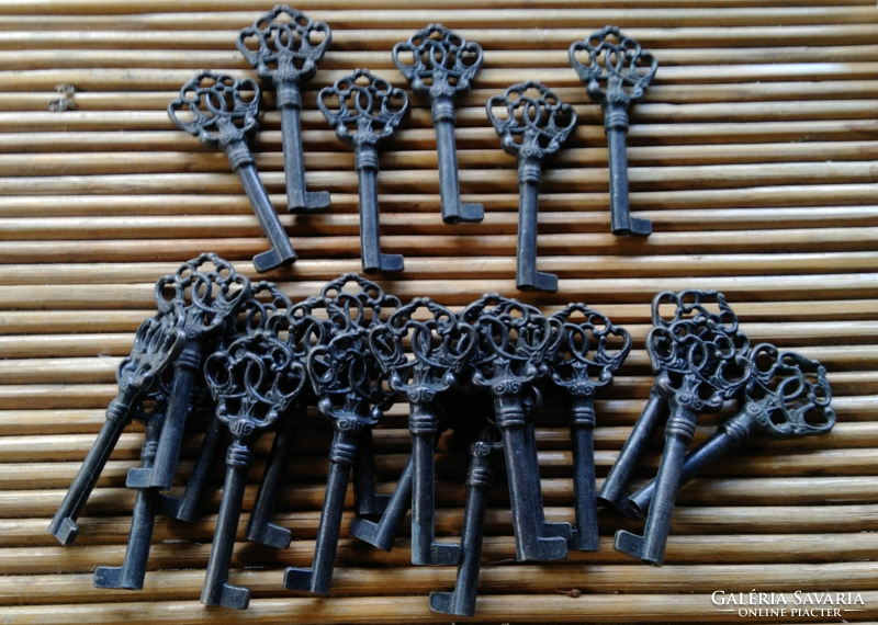 22 antique decorative keys