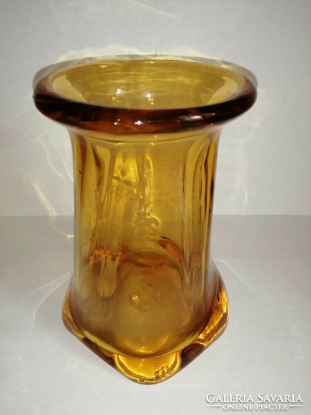 Szakított borostyán vastag üveg váza 18 cm (3/d)