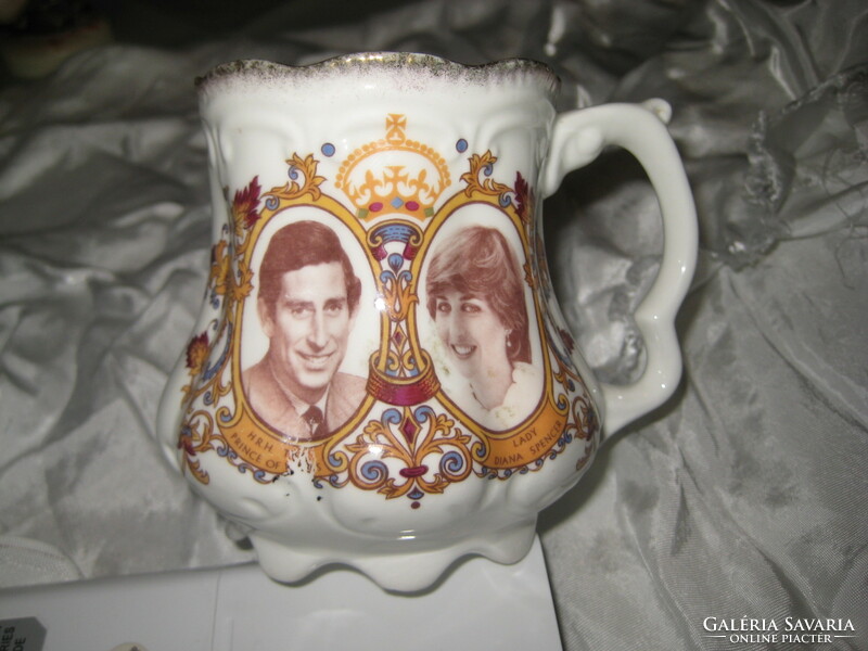 Az angol királyi pár  / az eredeti  /  Charls   a  jelenlegi  III. Károly és a néhai  Diana  hercegn