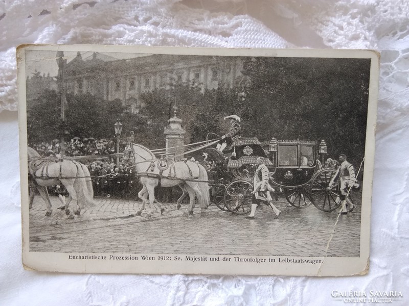 Antik képeslap az 1912-es bécsi Eucharisztikus kongresszusról, 'Felség és a trónörökös a kocsiban'