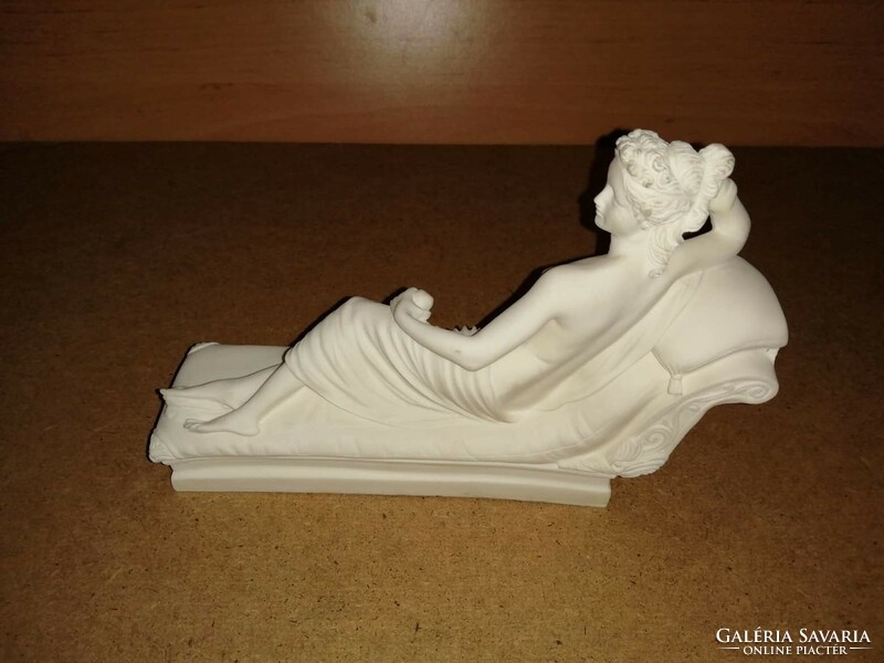 Szófán fekvő női akt alabástrom szobor 19 cm