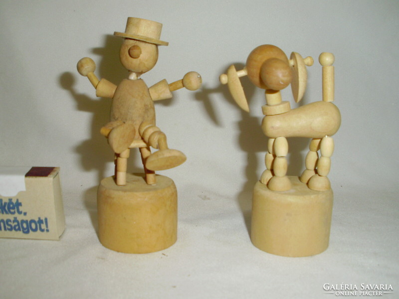 Két darab mozgatható fa játék figura együtt - kutya, ember