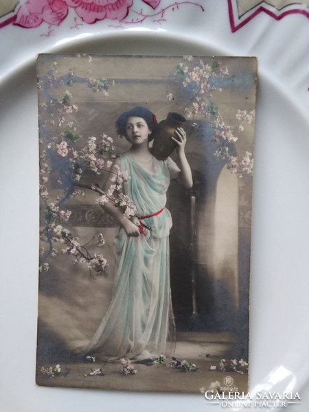 Antik kézzel színezett fotólap/képeslap szépséges hölgy görög stílusú ruhában, korsóval 1911